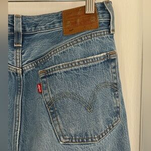 Levi's 501 distressed light-wash denim jeans Size 27 4